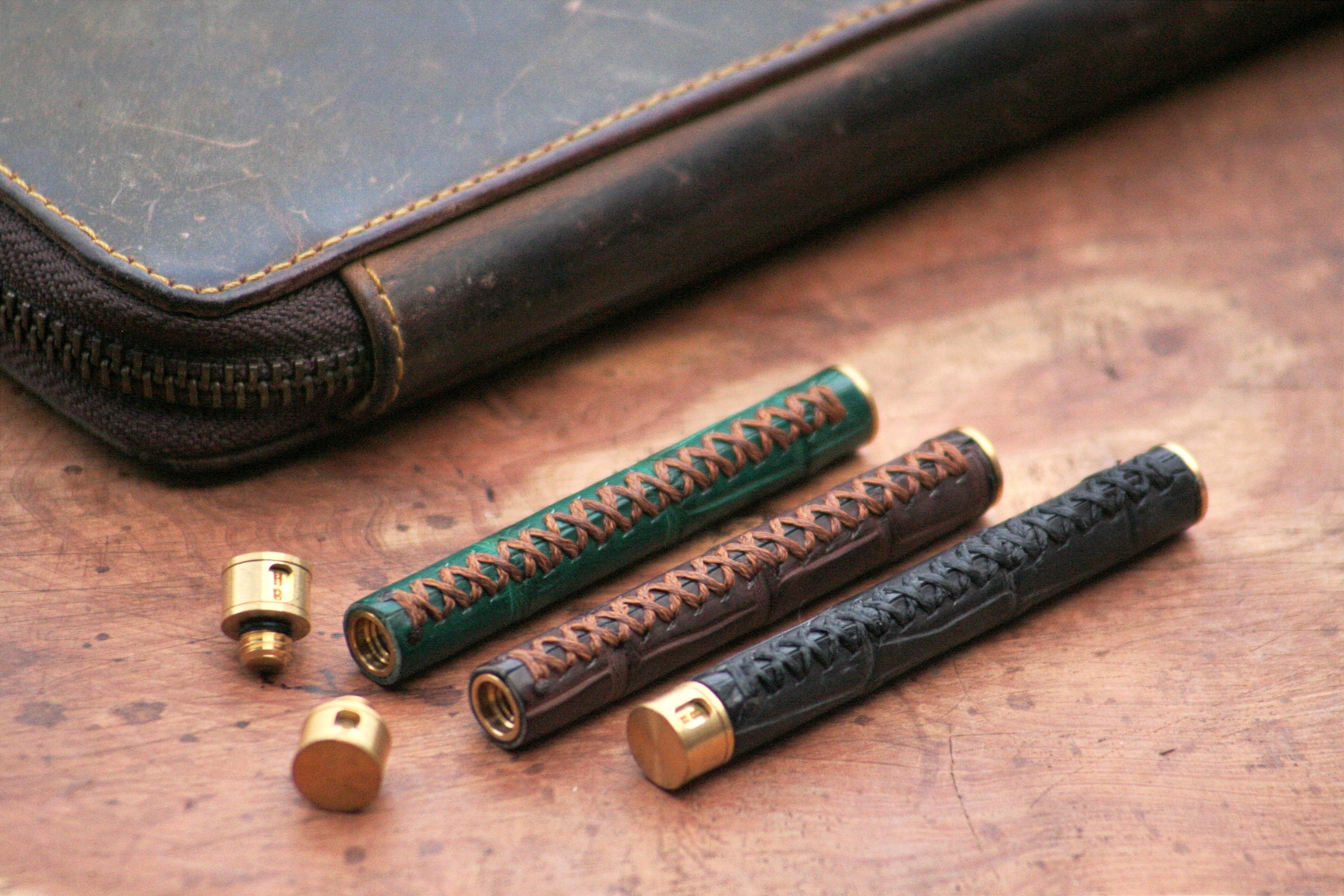 ☆不定期販売☆ 業界初！ 硬度表示窓付き革軸芯ケース【クロコダイル