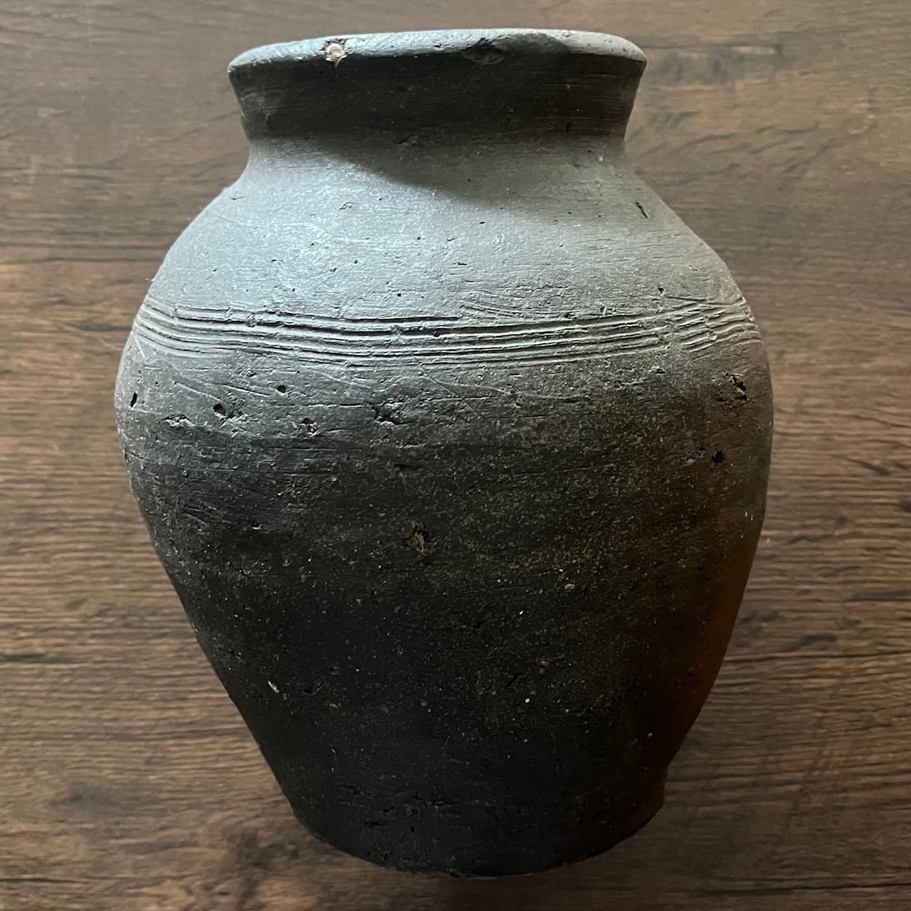 壺（鎌倉時代初期、発掘品） 黒い陶器の壺 約15cm （破片以外は入手不