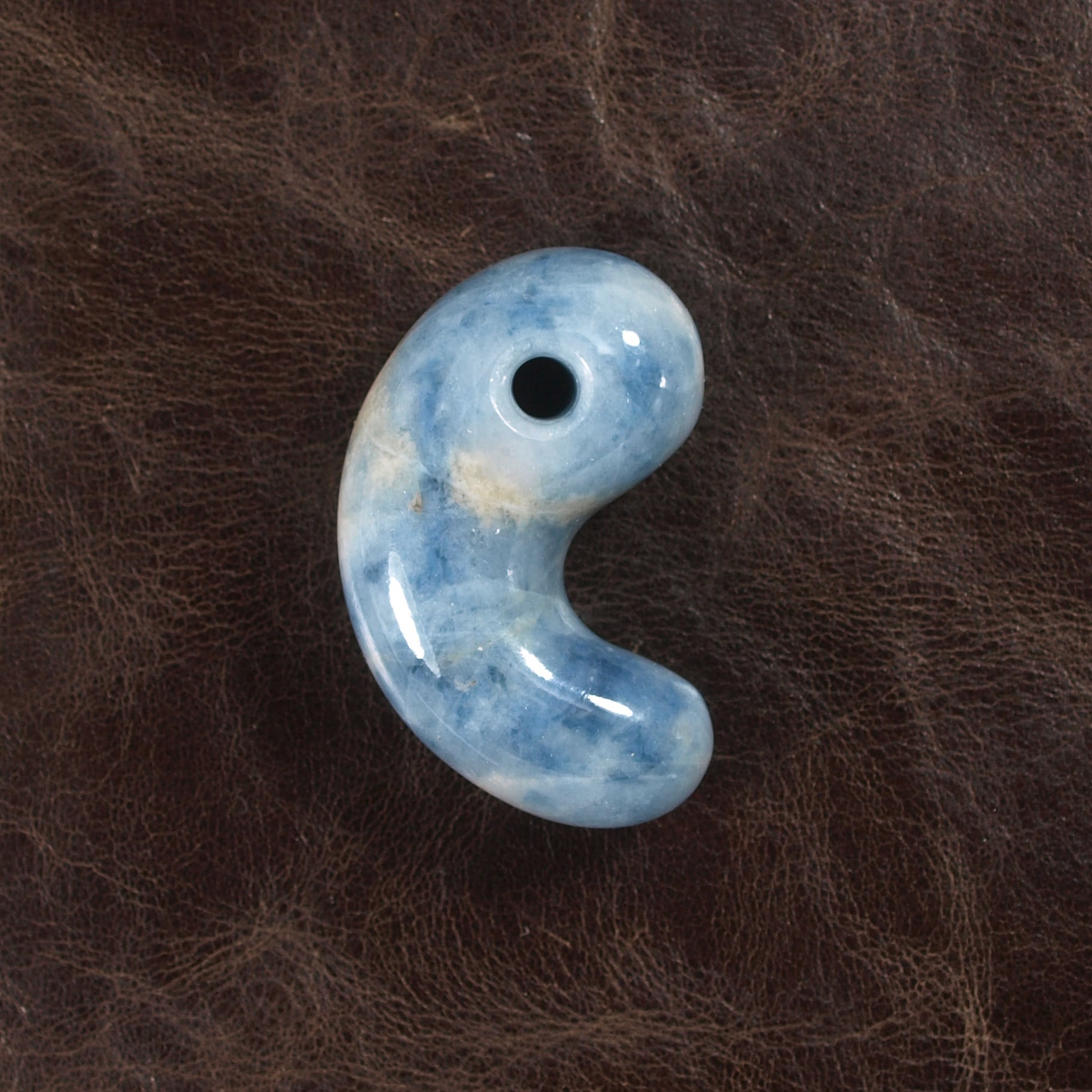 糸魚川翡翠 コン沢 青翡翠 勾玉 15.6g Itoigawa Blue Jadeite magatama