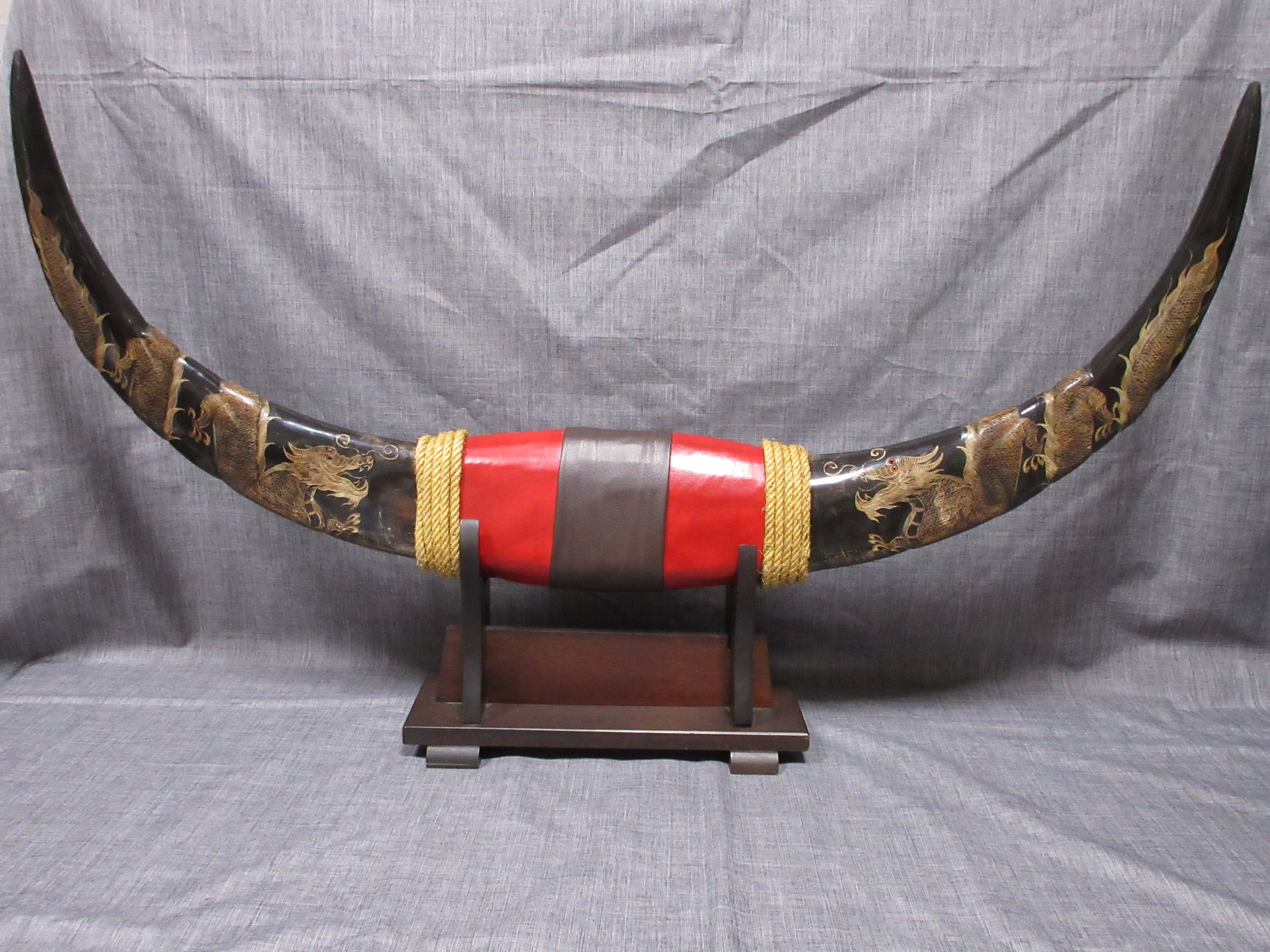 水牛の角 龍柄彫刻 民芸品 置物 台座付 (大) type-G | ギャラリー寿