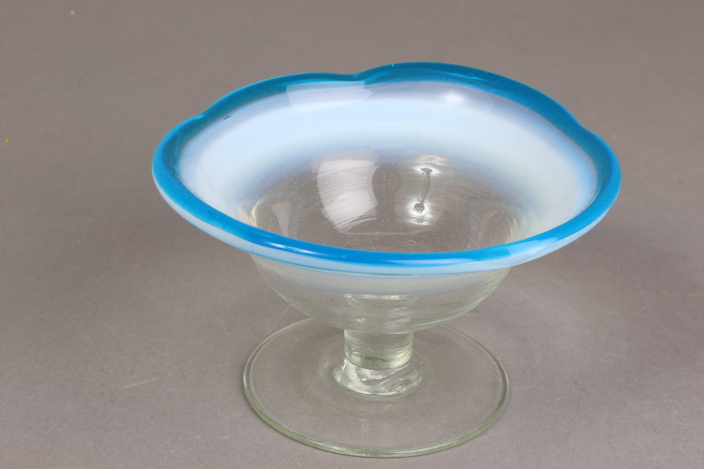 氷コップ ガラス 乳白色 青縁 F | (有)新原美術