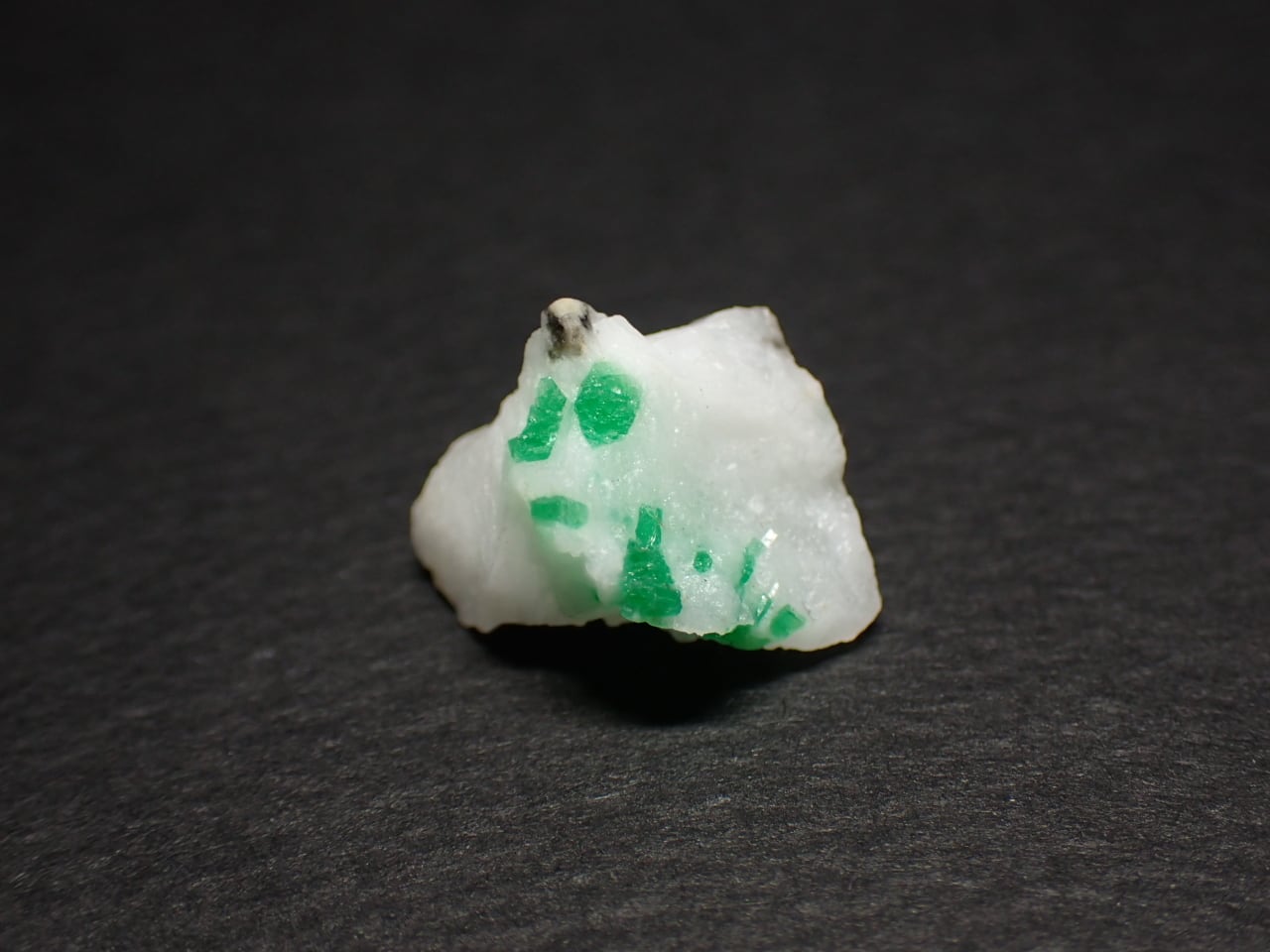 パキスタン産 エメラルド/Emerald 原石 A-EME079 | 鉱物・天然石のお店