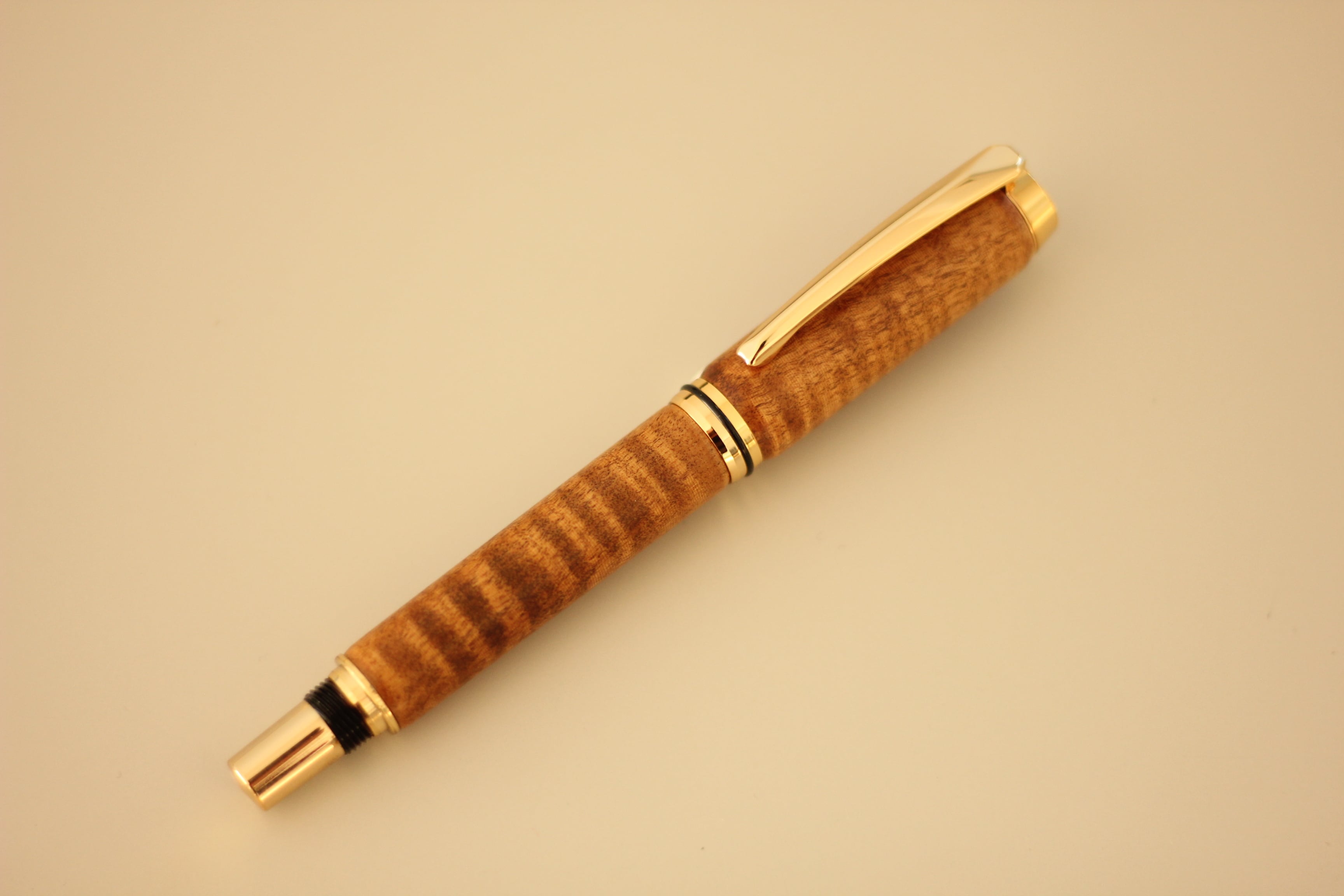 天然木・栃（杢)・手作り万年筆（漆仕上げ） 《送料無料》 | 大日光