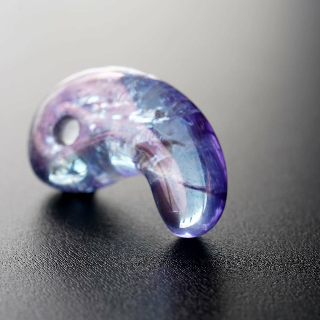 光に当てると模様が浮かび上がり綺麗です。オーラまとってる勾玉です。