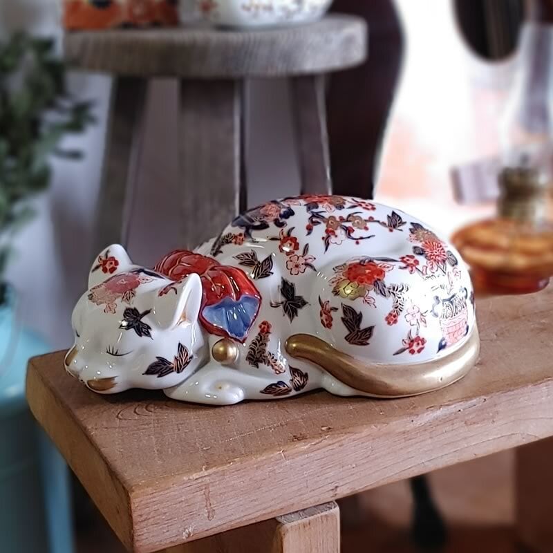 伊万里焼 眠り猫 クリアランス 伊万里焼 眠り猫 伊万里 眠り猫 金鈴