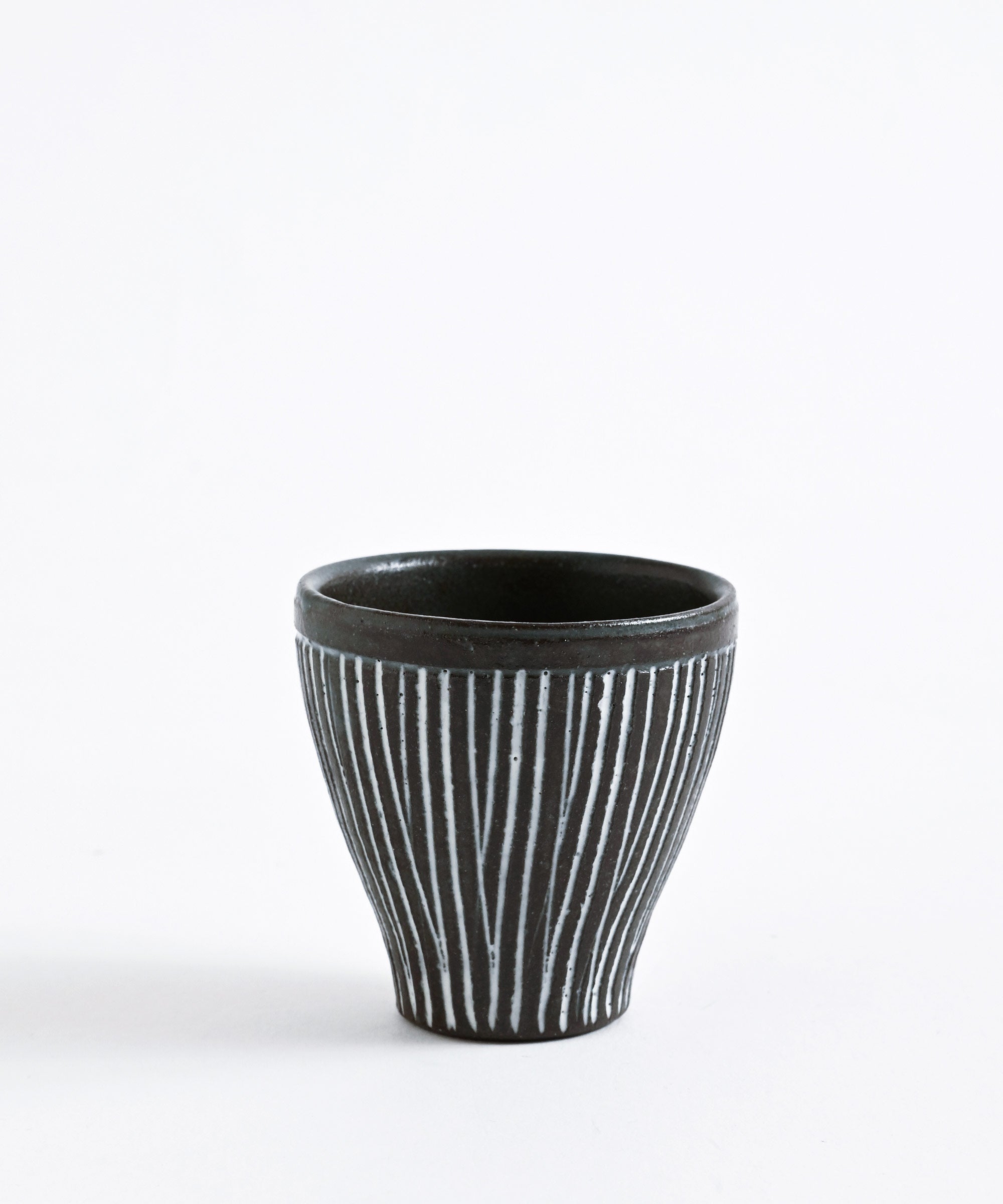 SUN 焼締め黒釉掛け分け小鉢(そば猪口五点組)と桃丸