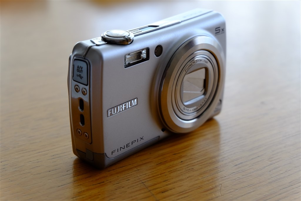 デジカメ FUJIFilm FinePix F100fb （本体のみ） デジカメ FUJIFilm