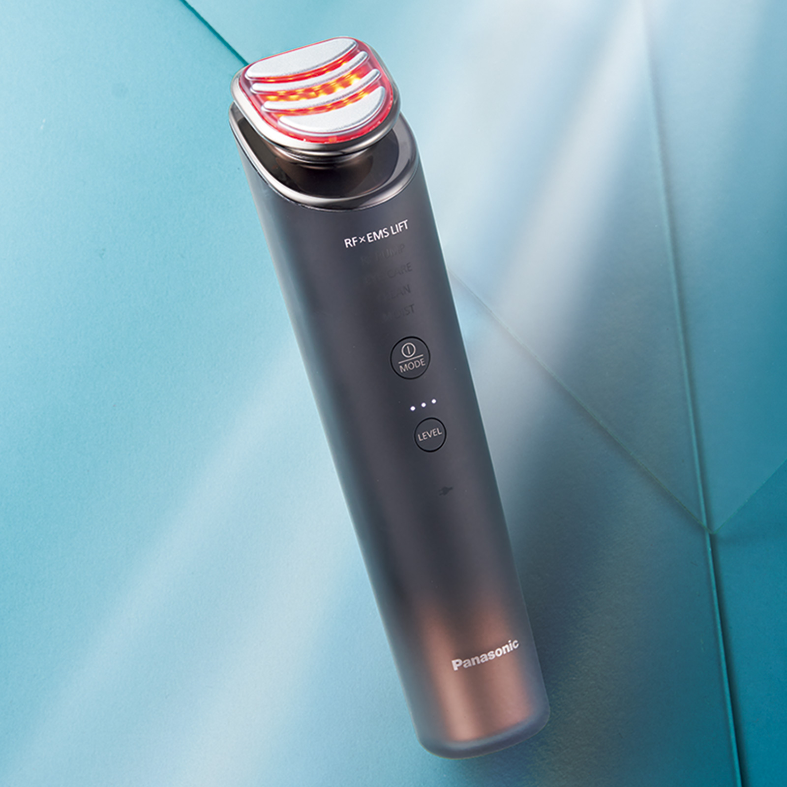 54歳の読者が試してみた！「話題の美顔器」で顔はどこまで変わるのか