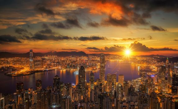 香港 ビクトリア・ピークから眺めるビクトリア・ハーバーの日の出 香港