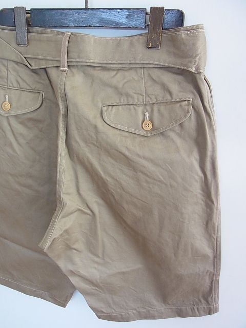 COMOLI ベルテッドチノショーツ