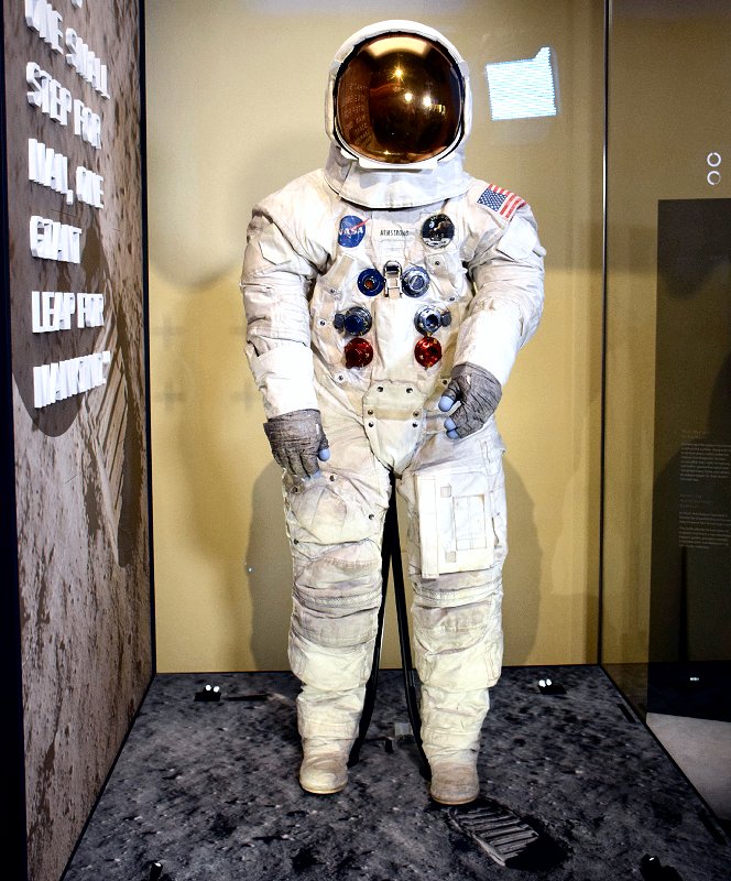 電子版】米博物館、アームストロング氏の宇宙服公開 アポロ50年で