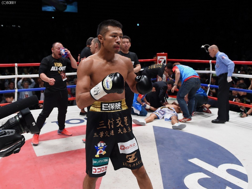 内山高志 サイン入りボクシンググローブ 内山高志 直筆サイン入り