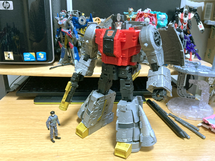 鈍重な3体目ダイノボット『ダイノボットスラージ（スタジオシリーズ