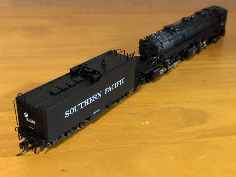 サザンパシフィックのディーゼル機関車と、蒸気機関車、客車12両