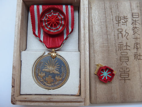 日本赤十字社：男章 金色特別社員章・他① - ちょいと気ままに遺跡探訪