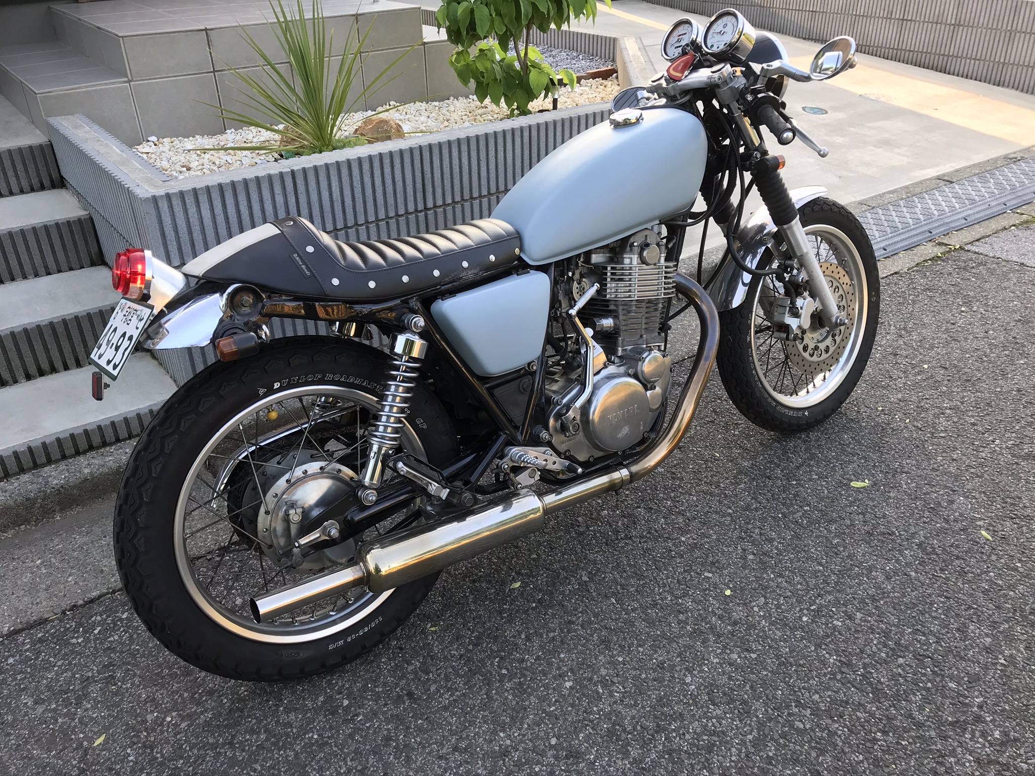 SR400 自家塗装 タンク (マットブラック)デウス・エクス・マキナ
