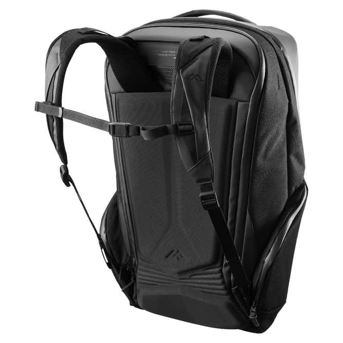 バッテリーチャージャー搭載でセキュリティー性も高いアーバンリュック