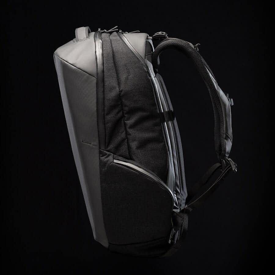 バッテリーチャージャー搭載でセキュリティー性も高いアーバンリュック