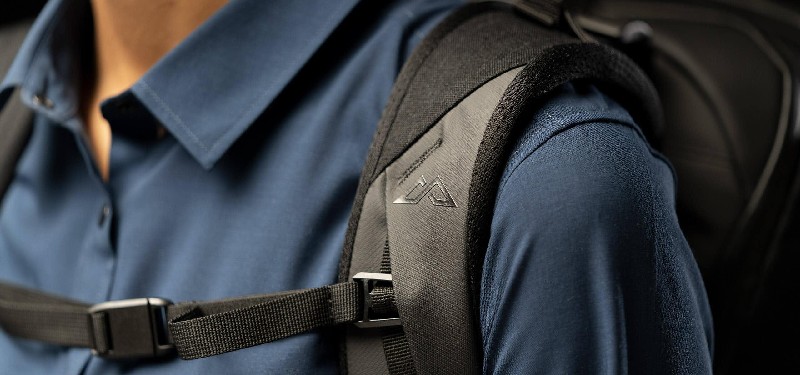 バッテリーチャージャー搭載でセキュリティー性も高いアーバンリュック