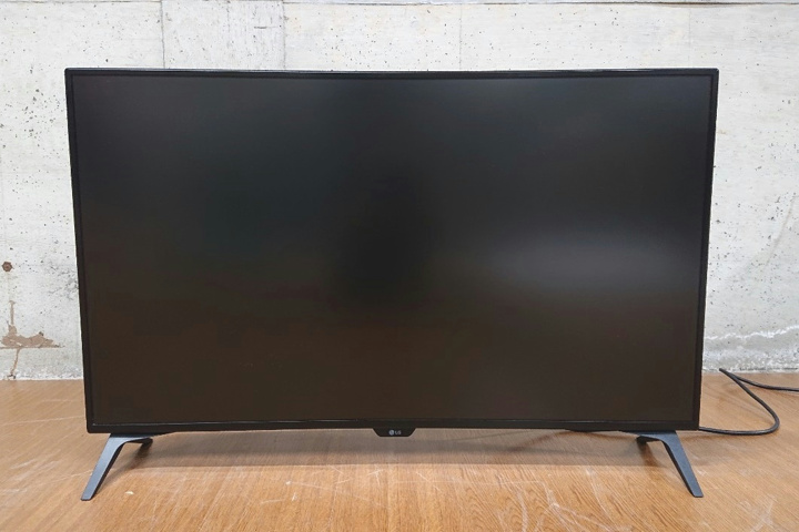 LG、スタンド違いも出してきた最新仕様の42.5インチ 4K UHD液晶