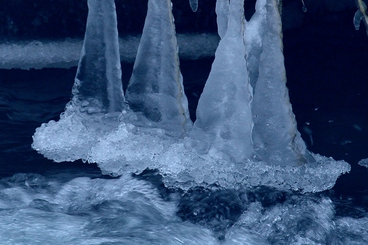 雪解け氷まじりの川石器時代の風景氷河期真作肉筆癒やしおちつく一時