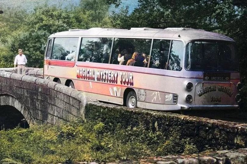 ビートルズのマジカル・ミステリー・ツアーのバスがダートムーアで