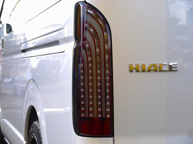 200系ハイエース用 新型デザインLEDテール 415コブラ