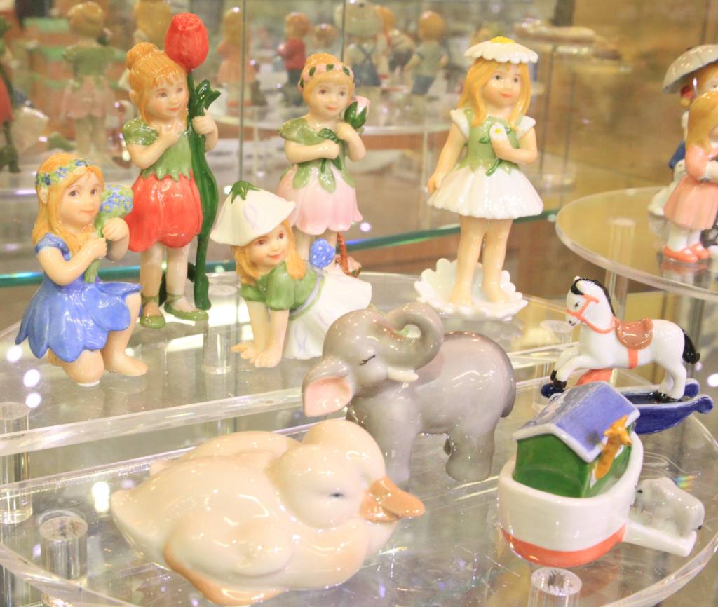 ロイヤルコペン フィギュリン陶磁器花飾り持つ人形 ロイヤルコペン