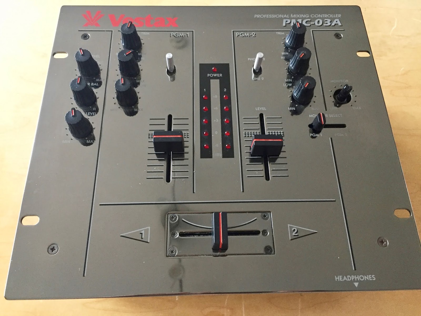 monophonica: Vestax DJ用ミキサーの電源アダプターがない場合はこうする！