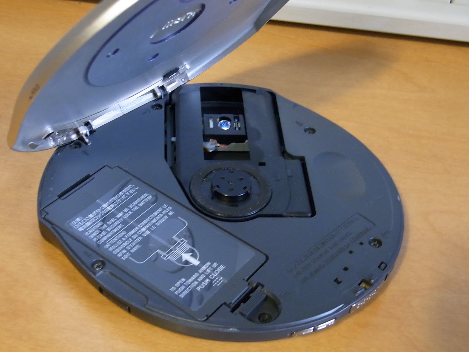 卓上オーディオ (Tabletop Audio): ポータブルCDプレイヤー(SONY D-E990)