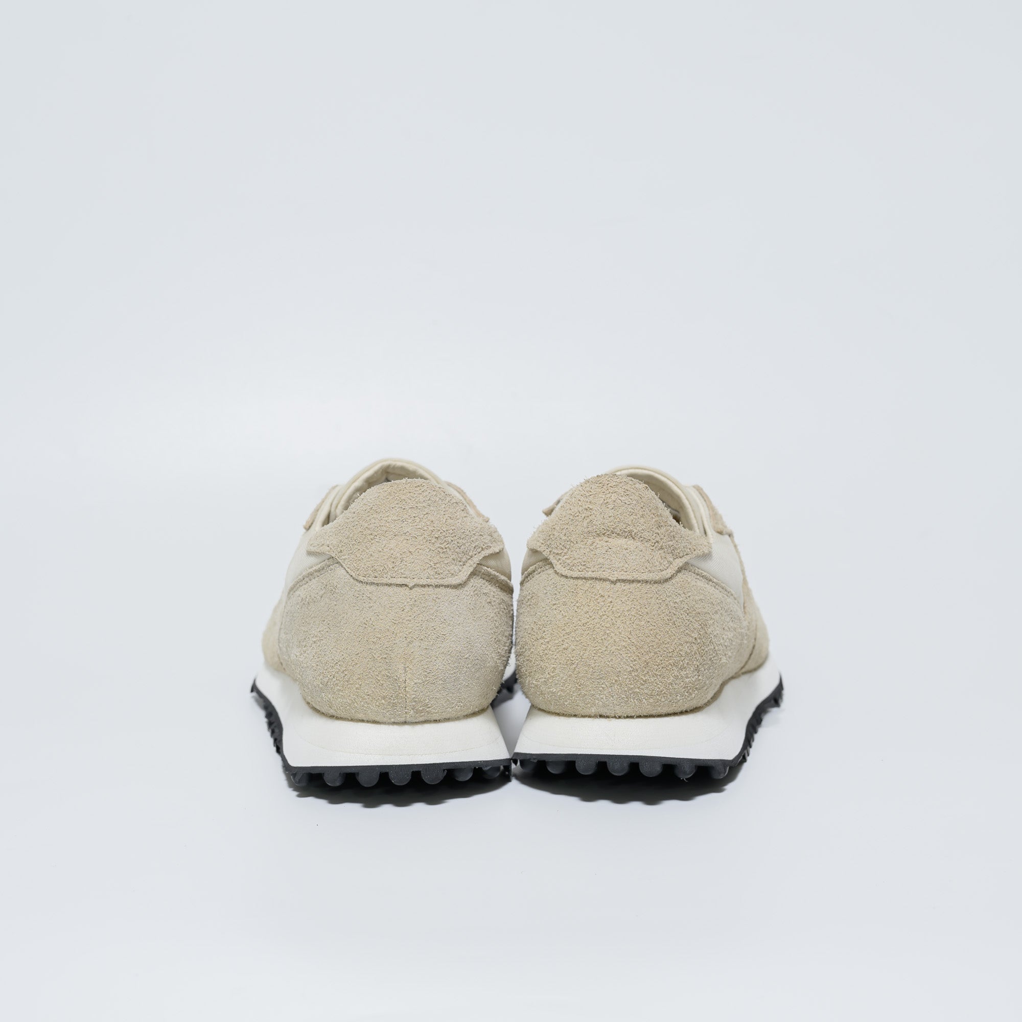 SHV3 -アイボリー-幅広のレトロランニングスニーカー-blueover