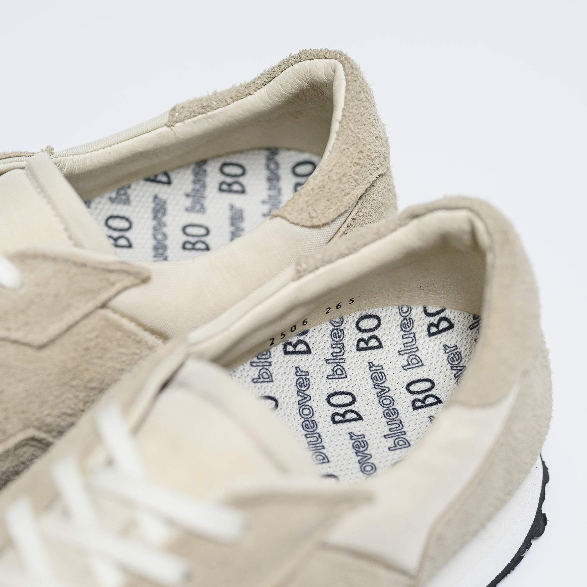 SHV3 -アイボリー-幅広のレトロランニングスニーカー-blueover