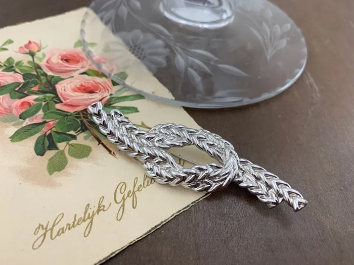 ヨーロッパ・アメリカで出会ったヴィンテージ ブローチ | Blue Swallow