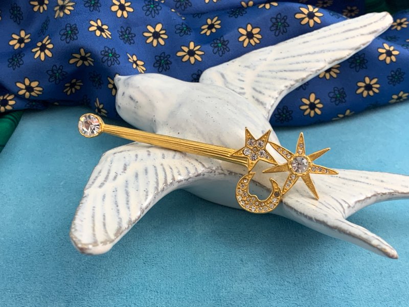 希少Karl Lagerfeld(カールラ ガーフェルド)ブローチ 【公式通販】