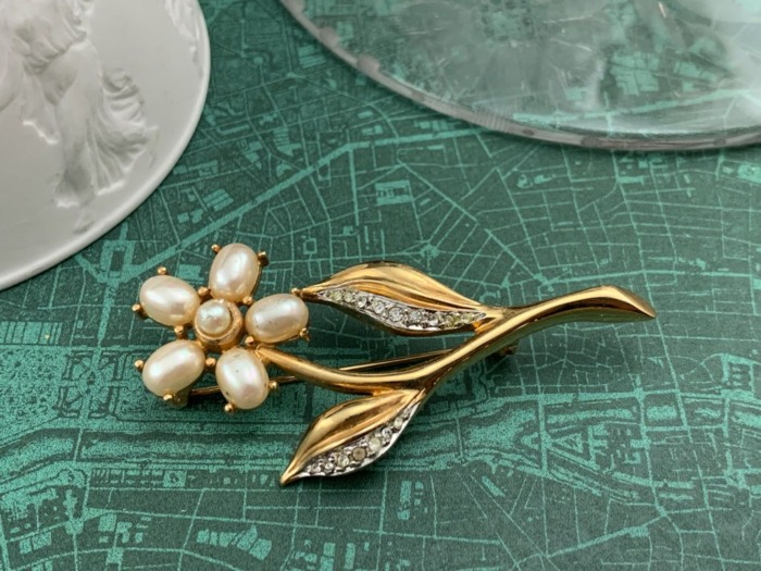 KARL LAGERFELD？ ブローチ フォーク モチーフ 4連 パール