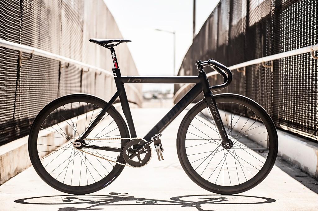 LEADER 725 ピストバイク マットブラック LEADER 725 ピストバイク