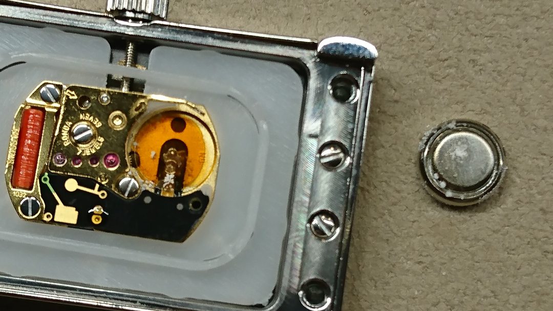 VERSACE（ヴェルサーチ・ヴェルサーチェ）の電池交換。 | BROOCH