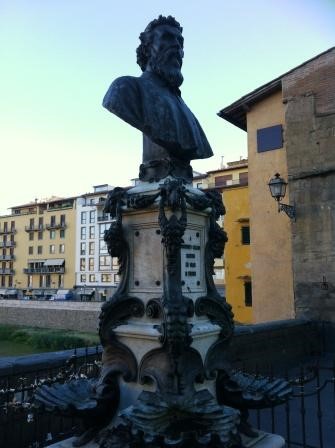 イタリア ヴェッキオ橋 彫刻 フィレンツェの「ポンテ・ヴェッキオ