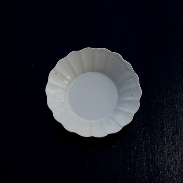 江戸中期 白磁菊花形膾皿 陽刻菊花文様 粉挽 古陶を楽しむ 17cm 大きめ