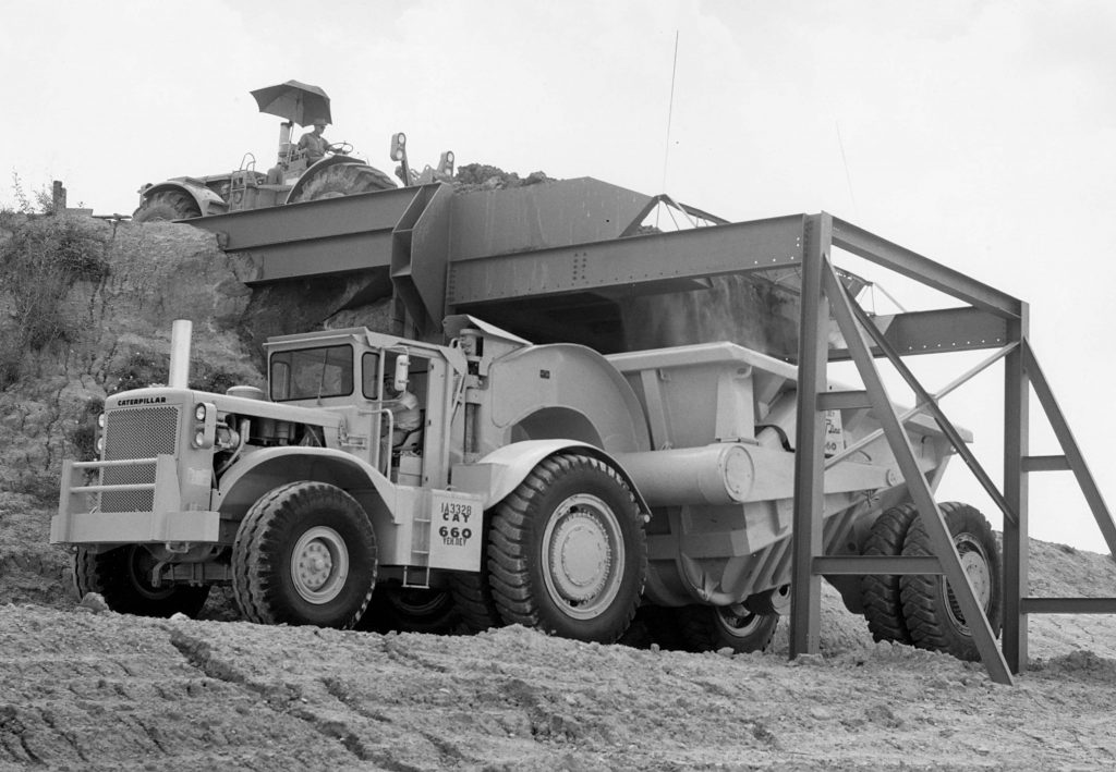 キャタピラー建機 CAT 660 SCRAPER 1/48 Cat 666 80-Ton Wheel Tractor