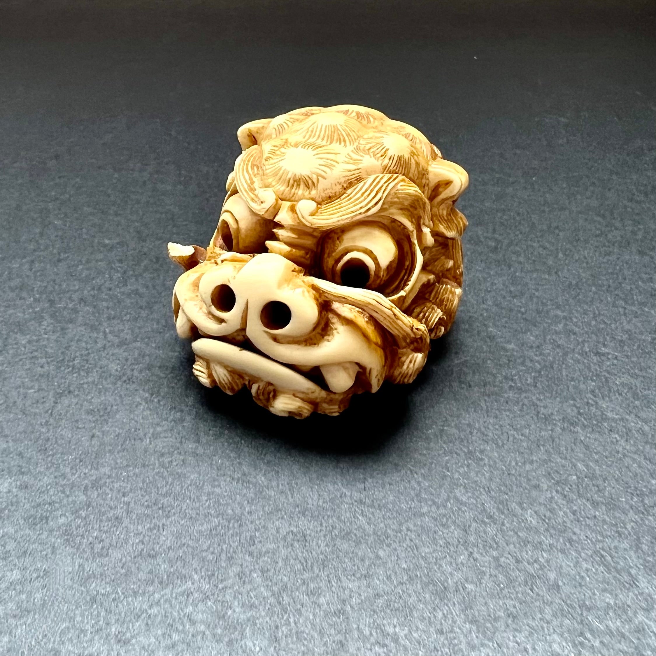 罕见的江户晚期至明治早期象牙狮子面具根付，由Masakazu 签名| Cache