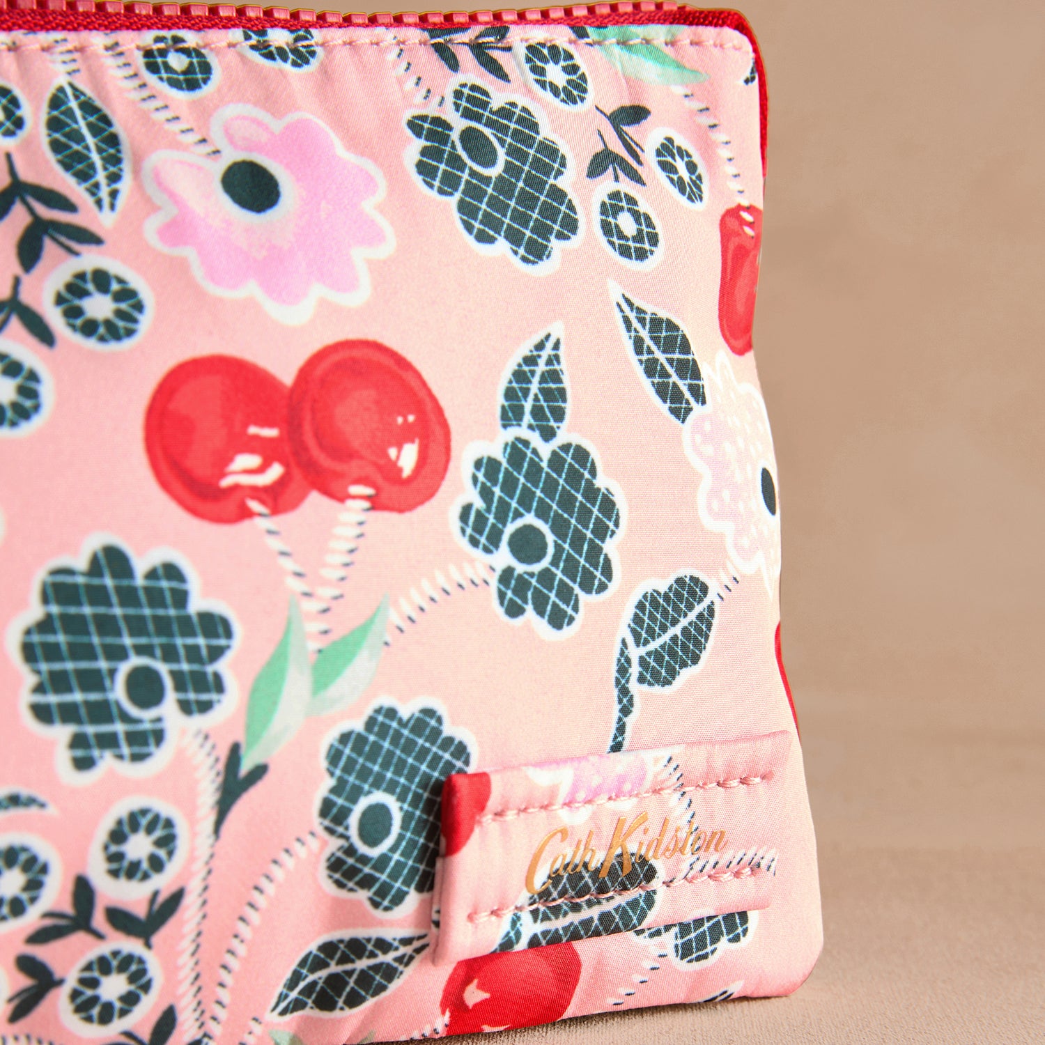 トラベルポーチ Cherry Bunches | Cath Kidston 日本公式オンライン