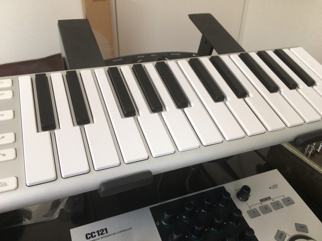 据え置きでも持ち歩きでも使えるMIDIキーボード、Xkey - OzaShin's diary
