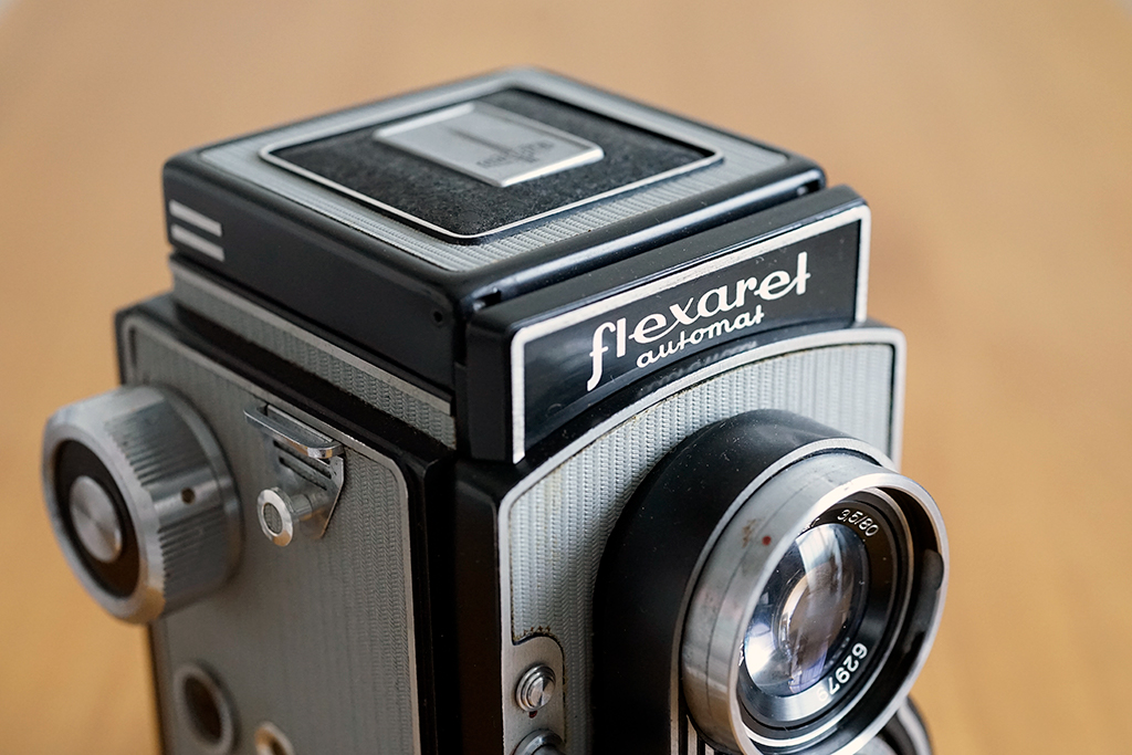 チェコスロバキアの二眼レフカメラFlexaret VIがやってきた - カメラが
