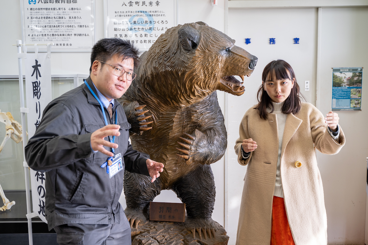 クマ 魚 木製彫刻 【公式通販】