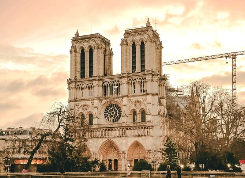 ノートルダム大聖堂と塔 ヨーロッパ文化遺産の日見学ガイド - フランス