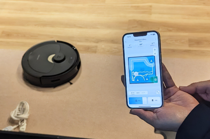 吸引も拭き掃除も全自動！ コンパクトなロボット掃除機「Roborock Q