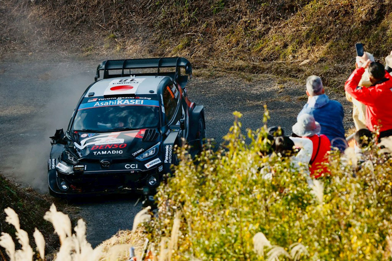 勝田貴元がパワステを失い優勝戦線を離れる。オジエがトップも僅差で