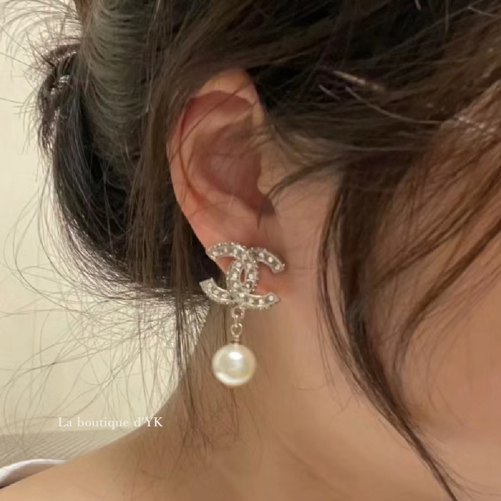 ☆上品で万能なデザイン♪【CHANEL】CCロゴ パール ピアス☆ (CHANEL