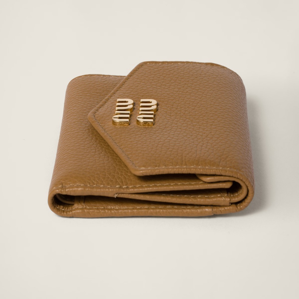 国内直営【MIU MIU】ヴィッテロダイノレザーフラップ付 折り財布